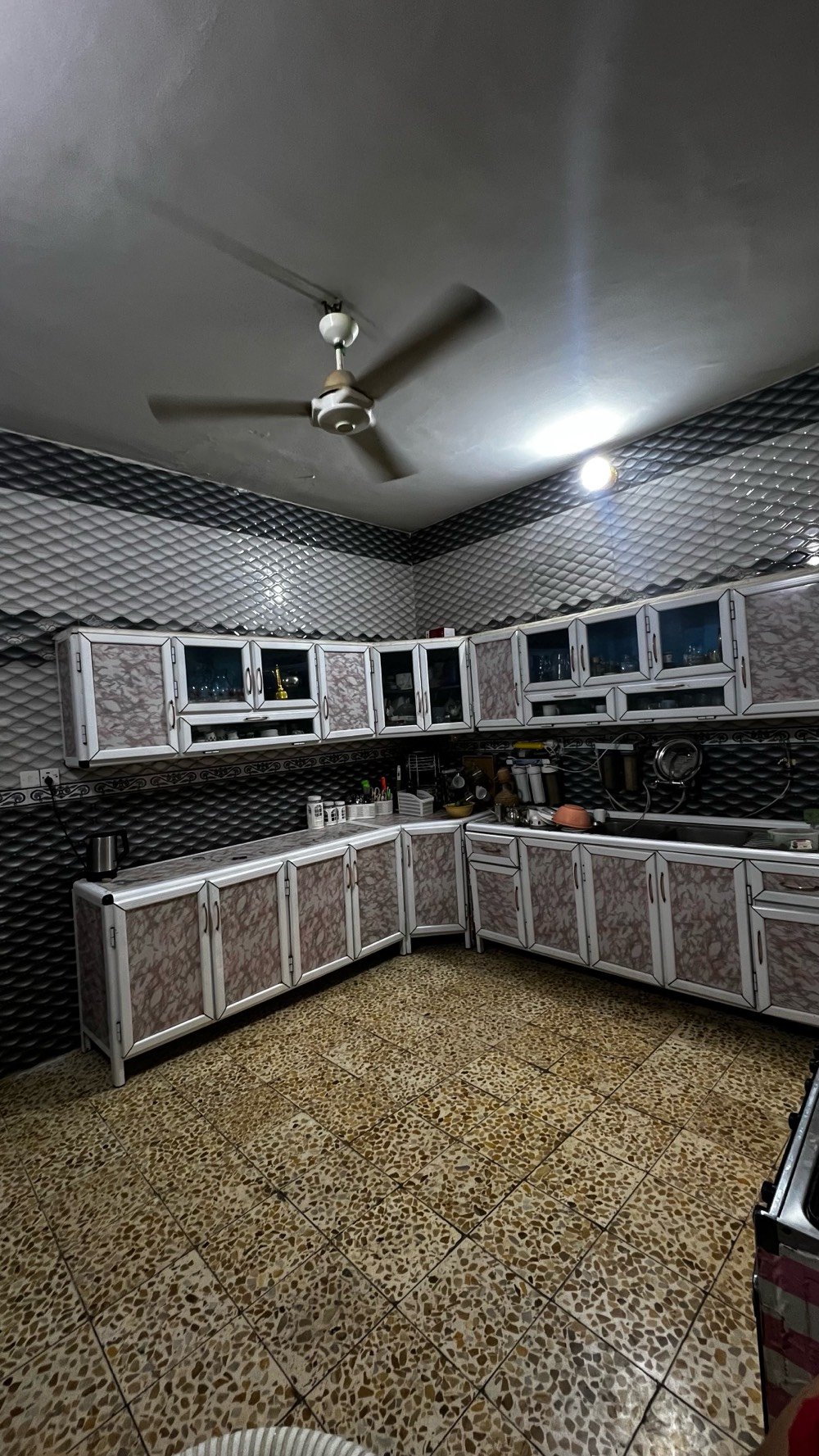 🏡 للبيع بيت في الناصرية – حي الخضراء (موقع مميز)

📐 المساحة: 240 م² (10×24)

🏠 طابق واحد – بناء طابوك أصلي وسقف صب كونكريت.

نوع العقار: طابو صرف

يحتوي على:

🛋️ استقبال

🛋️ صالة

🛏️ غرفتا نوم

🍽️ مطبخ

🌳 حوش واسع

🚻 حمامان (داخلي وخارجي)

🛒 محل تجاري ويعمل حالياً.



📍 الموقع: حي الخضراء، ثالث بيت عن شارع زديناوية السايدين، قريب جداً من الشارع الرئيسي.



⚡💧 الخدمات: ماء، كهرباء، مجاري، وإنترنت كيبل ضوئي.



📞 للاستفسار والمعاينة:

***********