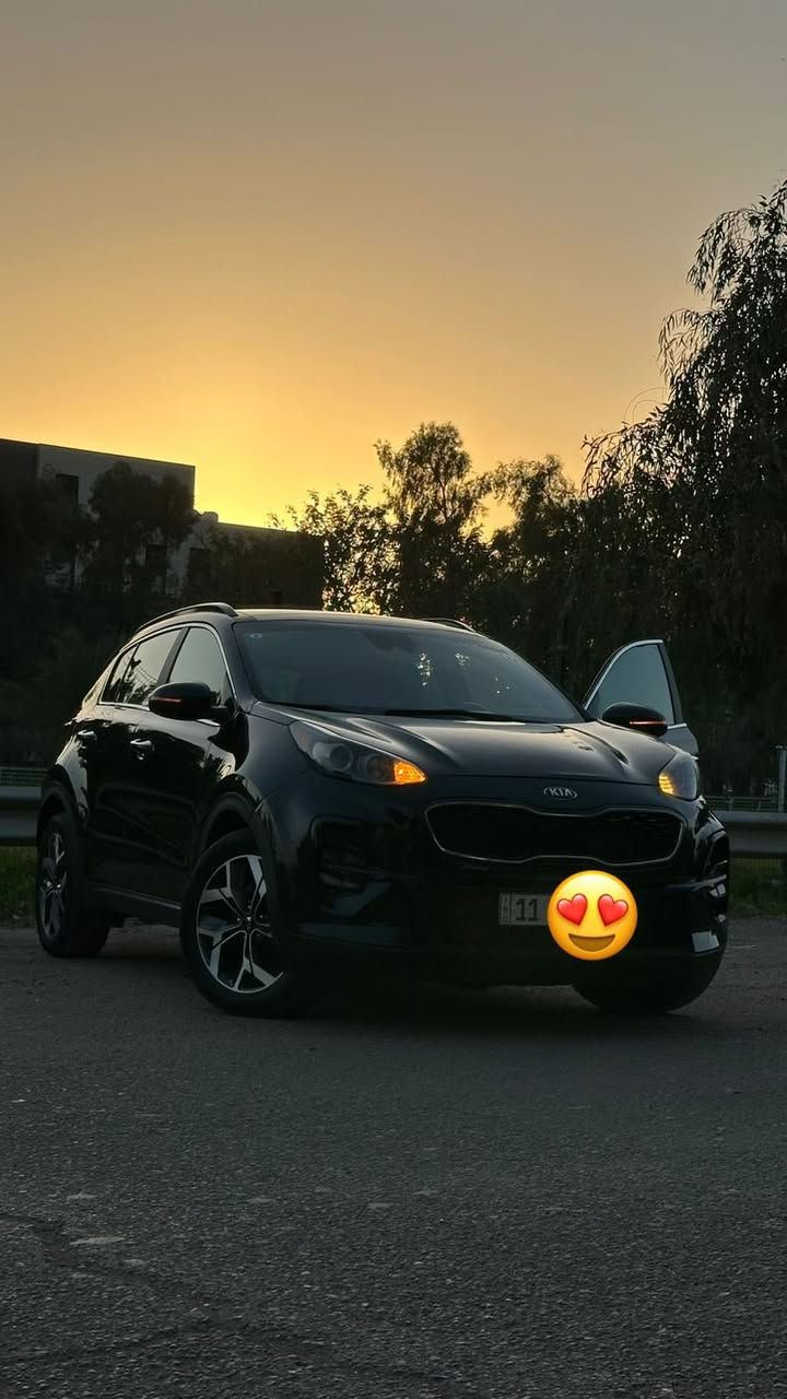 سبورتج 2022 فول المواصفات 1/1 الرقم بغداد الجديد فول موصفات    السعر 153ورقه 
جلد   ***********
✅ السقف: فتحة سقف بانوراما بالكامل.
✅ التشغيل: بصمة تشغيل + بصمة أبواب + تشغيل عن بُعد.
✅ المقاعد: جلد طبيعي، تحكم كهربائي (خزن وضعيات)، تدفئة وتبريد للمقاعد.
✅ الشاشة: شاشة لمس كبيرة تدعم Apple CarPlay و Android Auto.
✅ الكاميرات: نظام كاميرات 360 درجة (أو كاميرا خلفية دوارة).
✅ الحساسات: حساسات أمامية وخلفية + رادار جانبي (نقطة عمياء).
✅ الصندوق: صندوق خلفي ذكي (يفتح كهربائياً).
✅ الإضاءة: LED بالكامل (أمامية وخلفية) مع إنارة ترحيبية.
✅ الأنظمة: نظام مانع انزلاق، مثبت سرعة ذكي،
