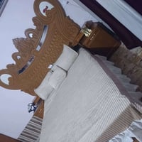 غرفة نوم • سرير زاوية • مراية مكسورة