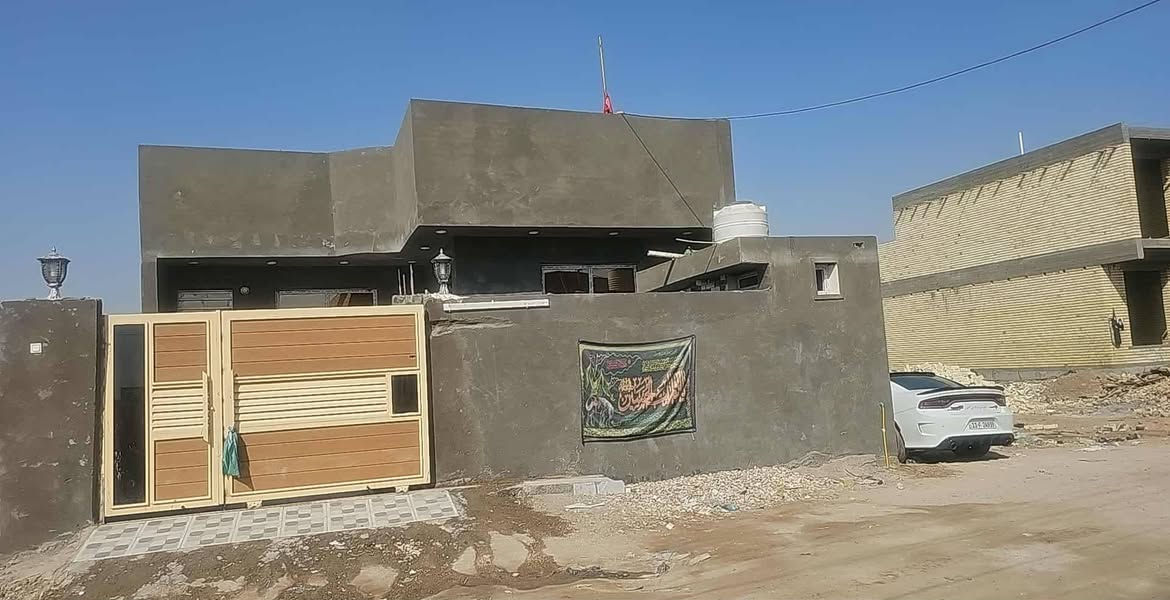 السلام عليكم بيت بناء حديث سند ٢٥ لبيع شارع علي قمار مقابيل أسواق حسون مخيف غرفتين وصاله ومطبخ حار وبارد منور ممر خارج وصاله وستقبال صحيات داخليه وخارجيه المساحه ٢٥٠ متر رقم صاحب البيت ***********
