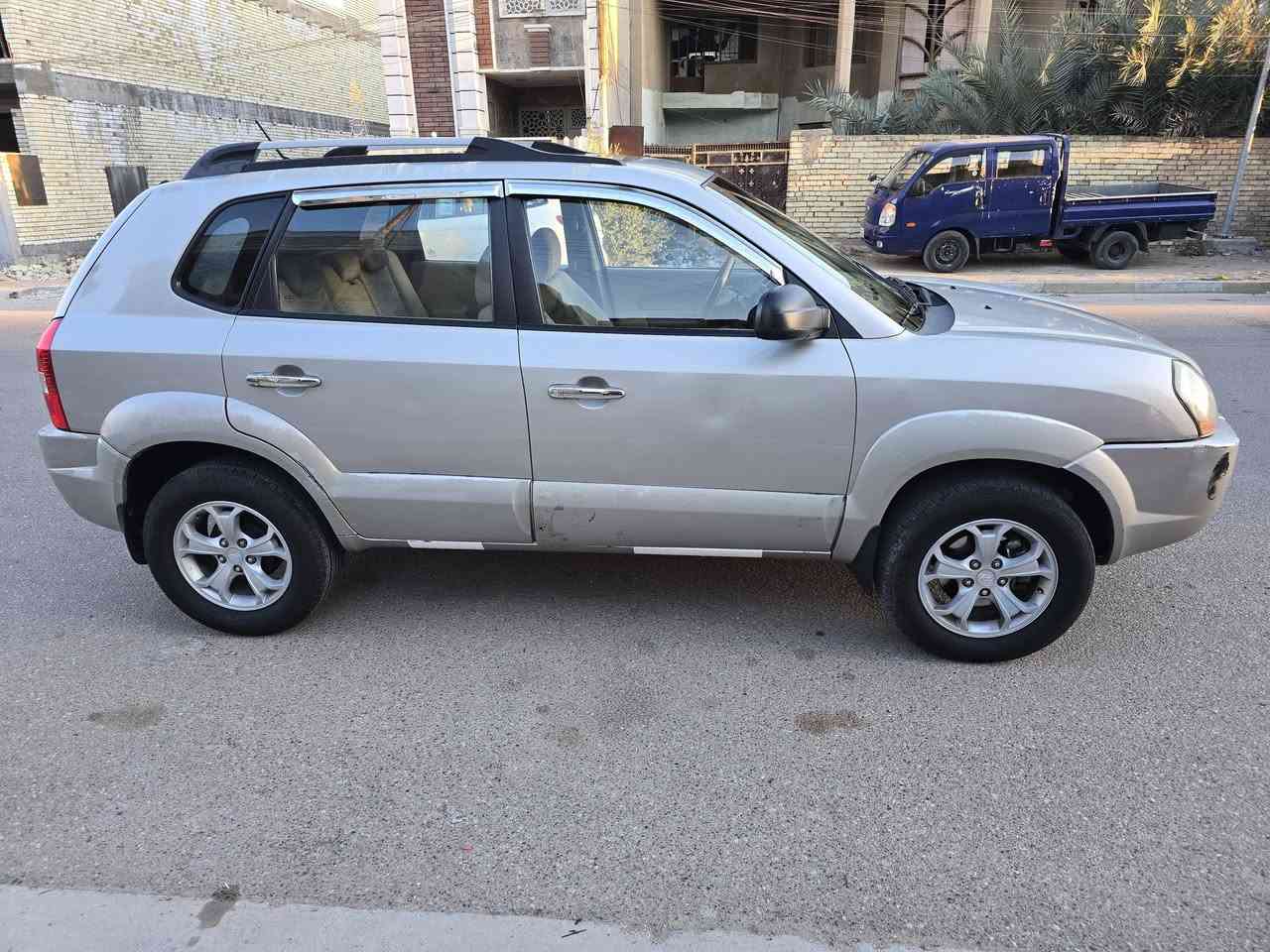 هونداي توسان ٢٠٠٩ خليجي بيها ربع الجنطه بلعراق طخه مال ستوته ومصلحه سياره كامله مكمله مابيها نقص مال بيت منضومه زنون شاشه كبيره شادلها تبريد كله جديد  مابيها ولا اي نقص وصارف عليها مكاني بغداد الدوره 
***********
السعر ١١٥ وبيها مجال متوفر واتساب واتصال فقط فيس غير متوفر
