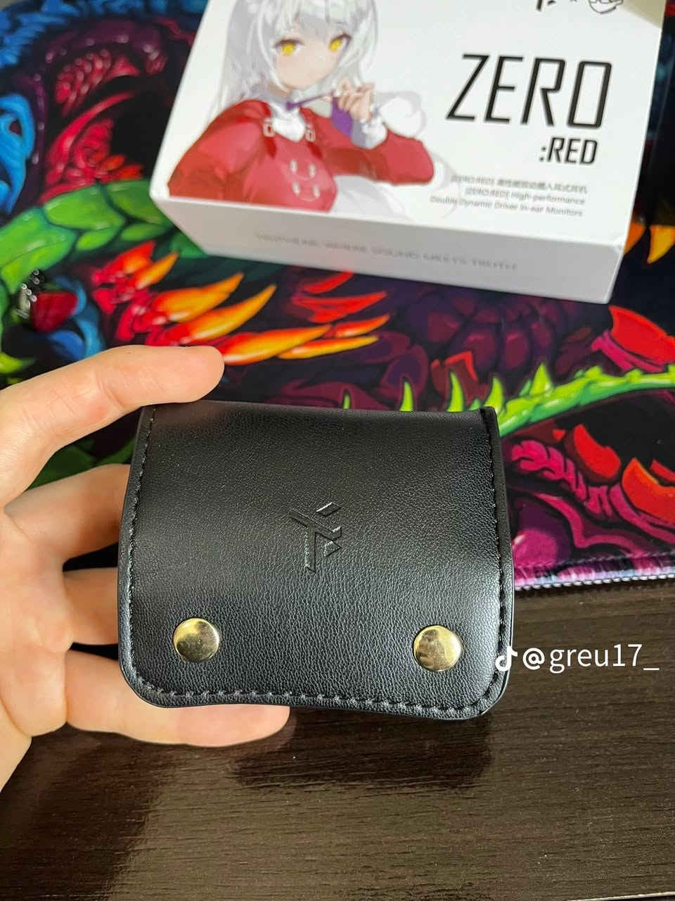 Truthear ZERO:RED، سماعات مراقبة داخل الأذن (IEM) عالية الأداء تعتمد على محرك ديناميكي مزدوج. 
Stars Picker Audio Library
Stars Picker Audio Library
 +1
المواصفات والمميزات الرئيسية
نوع المحرك: محرك ديناميكي مزدوج (10 ملم + 7.8 ملم).
التعاون: تم تطوير هذه النسخة بالتعاون مع المراجع الشهير Crinacle لتحقيق توازن صوتي محدد.
جودة الصوت: تتميز النسخة "RED" بتوازن صوتي محسّن مقارنة بالإصدار الأصلي، مع استجابة ترددية تتراوح بين 20 هرتز إلى 40,500 هرتز.

السعر 45الف والتوصيل مجاني لكافه انحاء العراق 
للتواصل عبر الوتساب ***********
