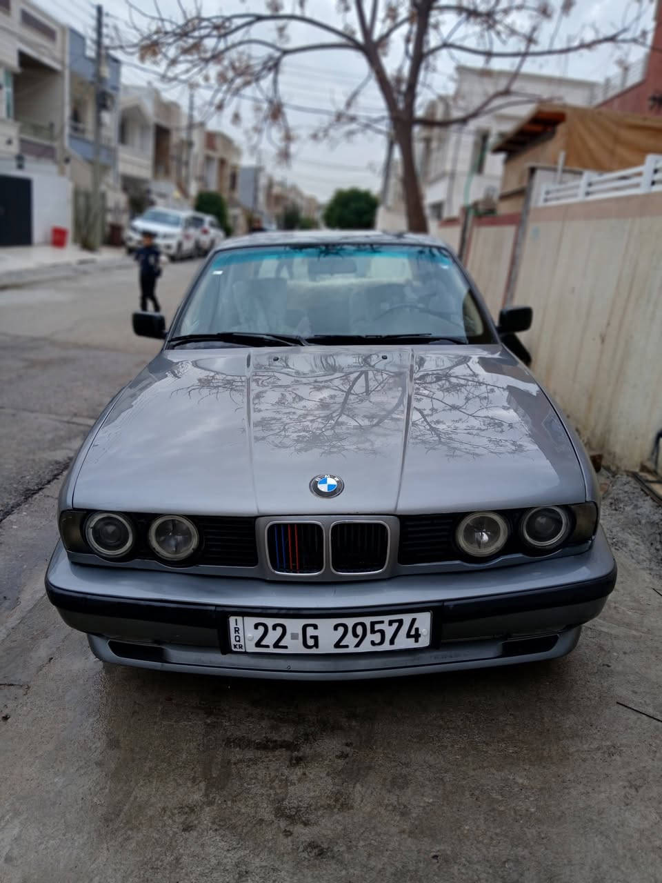 بي ام دبليو موديل 1991 حجم 520 مسكر كير عادي
كير مكينه تبريد تدفئه بشرط 
صبغ عام للجماليه بيها ضربه خفيفه جاملغ خلفي جهه السكن 
 سلايت - جام كهرباء - تخم تاير جديد 
سنويه و هزه جديده بأسمي شرط التحويل 
سياره جاهزه بدون مصرف 
بيع او مراوس 
مكاني اربيل 
***********
