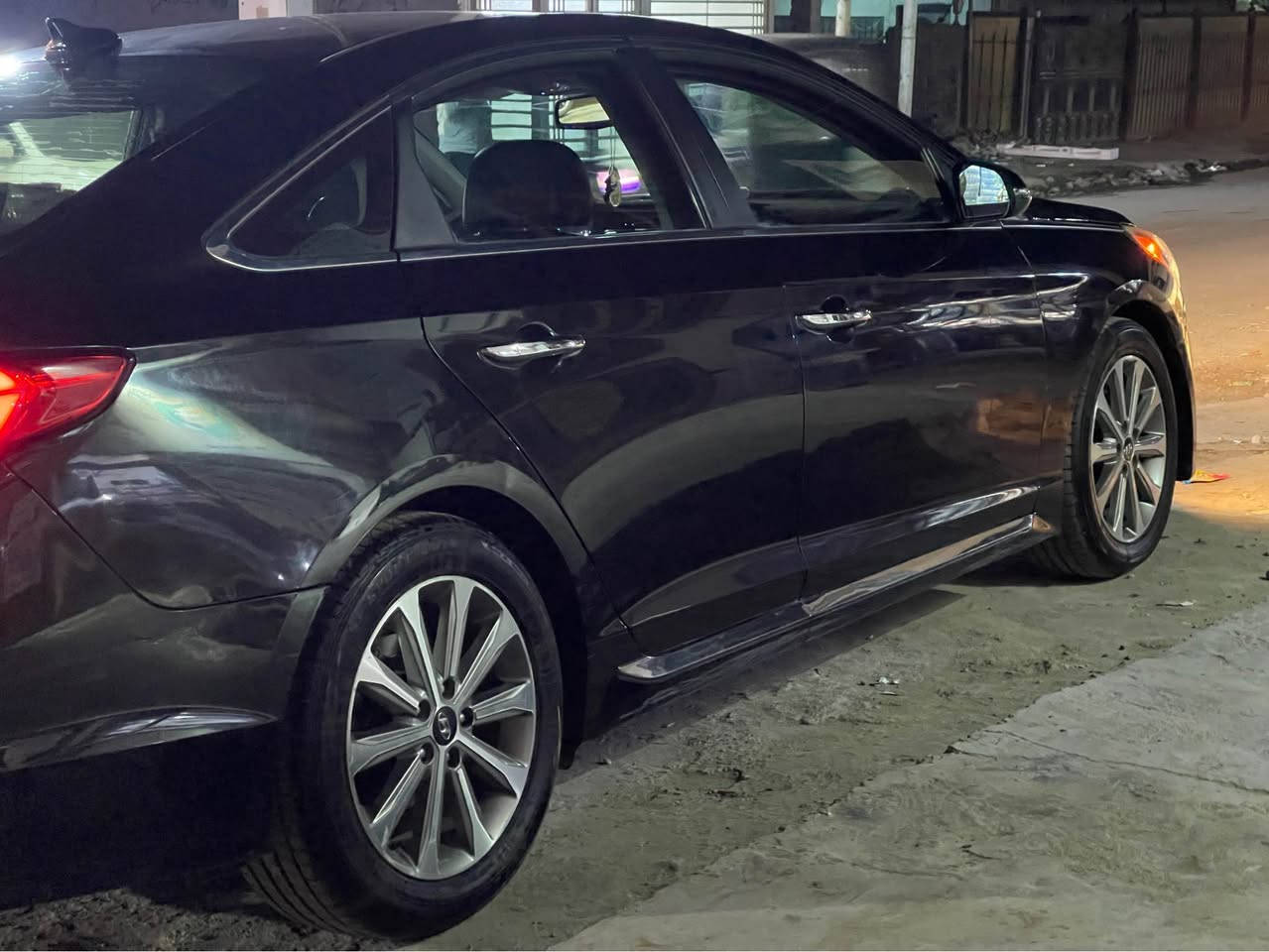 السلام عليكم

هيونداي سوناتا Limited 

- الموديل : 2016 

- وارد : امركي 

- اللون : اسود 

- حجم المحرك : 2400 GDI

- المسافة المقطوعة :  ml 98 ميل 

- الحادث : خشم البنيد من جهة اليسرة 

* ملاحضة ويوجد حادث اخر في بغداد الجاملغ و الباب الخلفي الايسر 

*  و الصور للحادثين و التصليح موجودة 

* السيارة تم تصليحها في بغداد للحادثين 

-السيارة بيها تخم تاير دنلوب الاصلي 🛞

مواصفات السيارة 🤔

-تحكم ستيرن 

- المقاعد جلد اسود 

- المقاعد الامامية كهرباء 

- المقاعد الخلفية والامامية بيها تدفئة 

- فتحة سقف ( سلايد روف ) 

- شاشة كبيرة و كاميرا دوارة 360

-الشاشة تدعم اندويد اوتو وكار بلي 

-كروس سرعة (الاحتفاظ بسرعة السيارة)

- رادار في المرايا الجانبية النقطة العمياء  

- دبل صالنصة Sport 

- انارة ترحيب بيدة البابتين الامامية

-نظام ترحيب داخلي

-ثلاث وضعيات قيادة ( ايكو ، سبورت ، عادي )

-مانع انزلاق 

- مع باقي المواصفات المعرفة لهذا الموديل و الفئة 

- الرقم : بغداد مشروع وطني باسمي 

غير متواجد على فيس بوك 

السعر  $ 133 ورقة وبيه مجال 

📍📍📍الموقع/ الدورة

الاستفسار على هذا الرقم ***********

الرقم بيه واتساب بغداد, العراق
