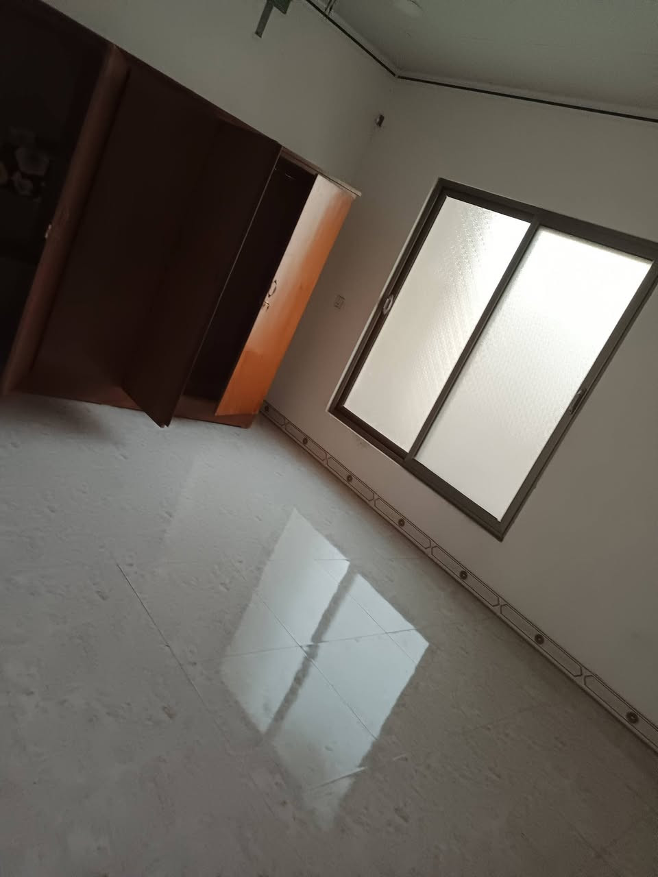 بيت للايجار في حي الفلاح الاولى قرب جامع التقى مساحة 100متر طابقين 4غرف نوم كبار واستقبال ومطبخ امريكي ونضام سبالت بناء حديث جدا ***********/***********مكتب الفاتح الجديد
