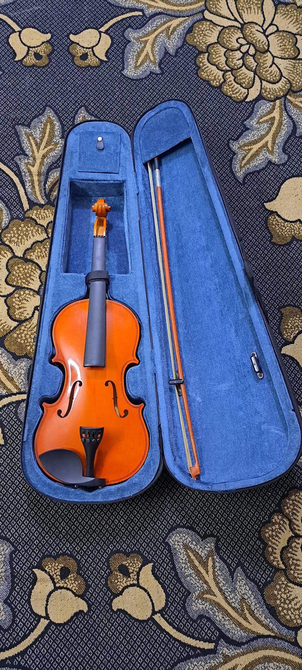 العنوان بغداد حي الجهاد المخابرات
كمان اخو الجيد نضيف مع كل ملحقاته 
نقص فقط اوتار الكمان و بي مجال