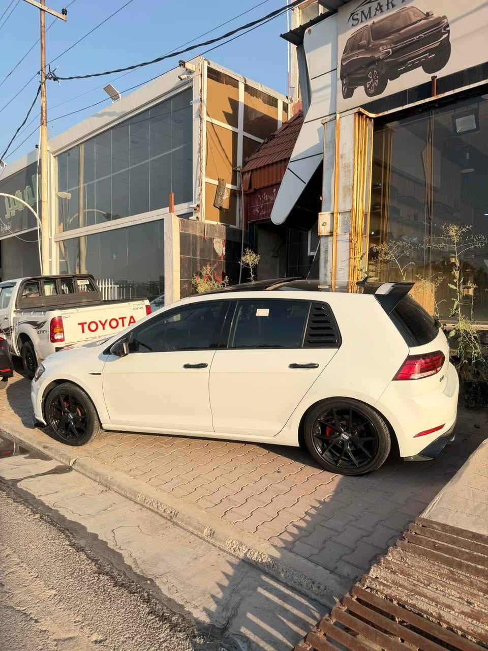 سلام عليكم 
كولف tsi 1.4T
فوللل فولل مواصفات 
بنوراما 
بصمة 
كار بلي
لايتات led
كت كامل gti
عليها داون بايب + برمجه stage1
و عليها بوب كورن 
ماشية ١٠٠ الف
سيارة ضررها جامرلغ سياق و باب سايق مبدل بلادي بجم كبس بدون دواخل بدون ايرباك

سعر ١٤٨$ بي مجال
مكان كركوك
واتساب موجود 
***********
