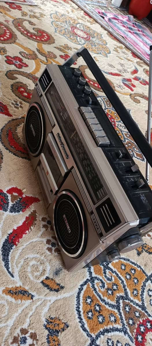 السلام عليكم جهاز ناشونال باناسونيك ياباني اصلي نظيف لا فطر ولا نقص كامل شغال بالكامل اف ام مع اربع موجات جهاز نظيف وحلو سعره 70 مع التوصيل ***********
