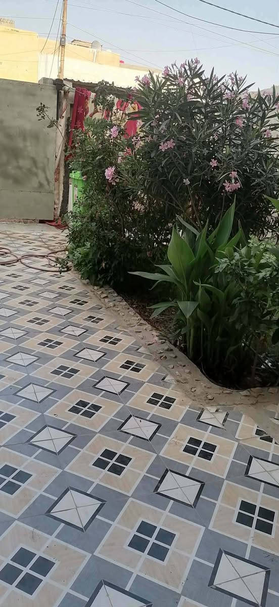 بيت للبيع مساحة 150م بناء طابوق  يحتوي على غرفة صالة مطبخ استقبال منور حزام سيراميك كل البيت  سطح شتايكر  حديقة طارمة  حي 18 ثاني فرع عن شارع الحمداني واجهة 7,5 نزال 20 رقم الدار 1702
***********
