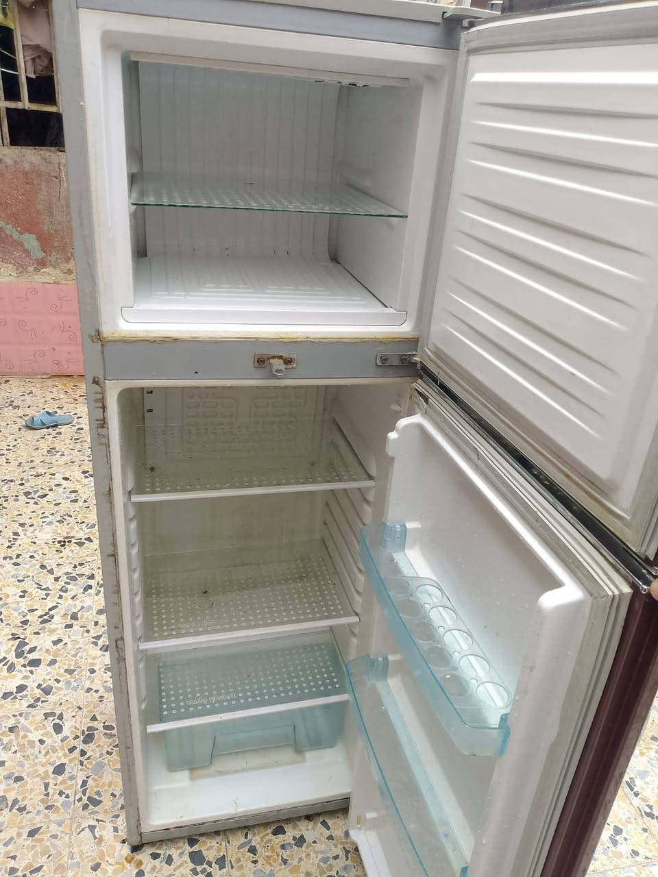 للبيع طباخ،، ثلاجه،، ميز مكتب،،تعليك2متر،،بيت ثلاجه،، تصال👈***********
