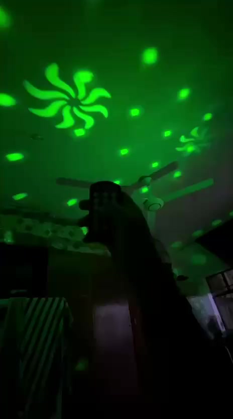 هذا جهاز إضاءة حفلات/ديسكو (Disco Lights) يُستخدم للغرف، الحفلات، المقاهي أو الدي جي.
🔧 المواصفات:
✨ عدة ألوان إضاءة (أحمر – أخضر – أزرق – أبيض)
💡 تأثيرات متحركة للديسكو والليزر
🎛️ ريموت كنترول للتحكم بالألوان والحركات
🎵 يعمل مع الصوت (يرقص مع الموسيقى)
⏱️ مؤقت وتشغيل أوتوماتيكي
🔌 يعمل على كهرباء مباشرة
🧱 قاعدة للتثبيت على الجدار أو السقف


**إذا كنت صاحب هذا الإعلان وتريد حذفه لأي سبب، رجاءا أرسل رسالة إلى الدعم الفني**