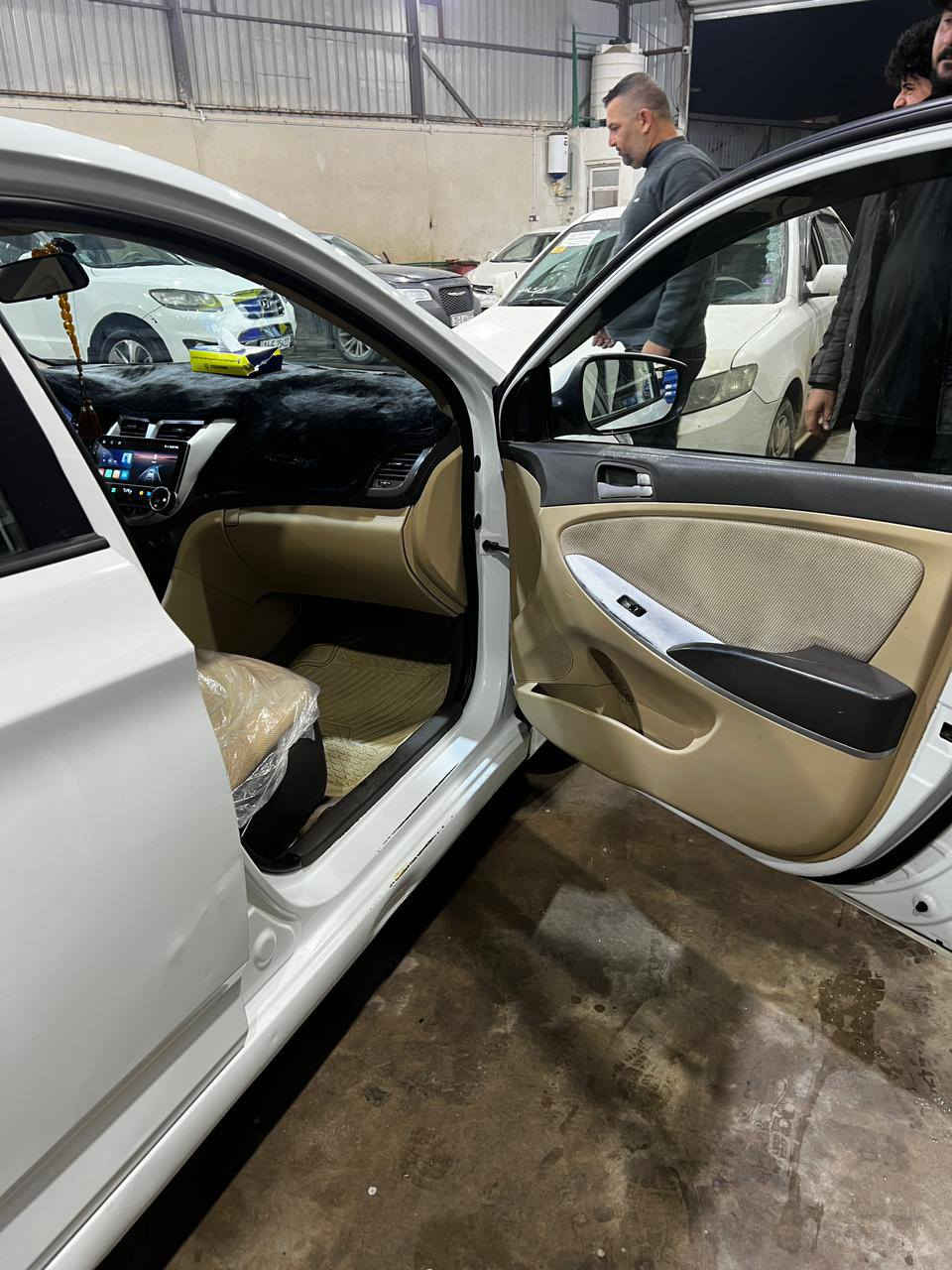 اكسنت ٢٠١٣ خليجي بيها طخات قليله مكفوله من التبديل والفتح بيها الجاملغ الخلفي بدون دواخل استفسار أكثر الاتصال على الرقم *********** علاء الغالبي
