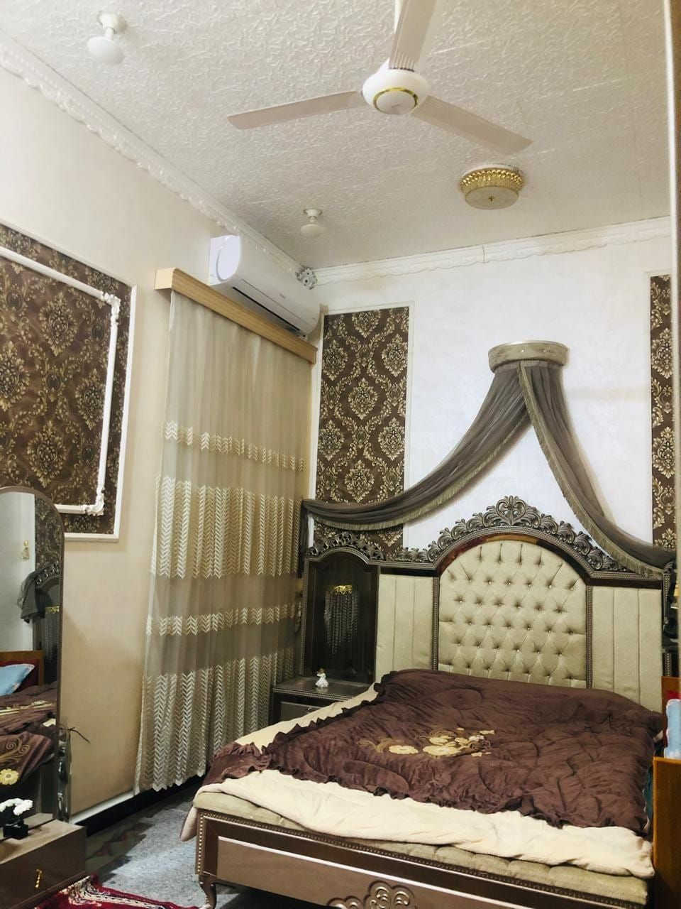 بيت زراعي للبيع مساحه ١٠٠م بناء حديث طابقين طابوك كونكريت 
الارضي غرفه كبيره وصاله واستقبال ومطبخ وصحيات
والطابق٢ غرفه كبيره ايظآ وصاله ومطبخ وصحيات
سعره ١٢٥مليون بي مجال للإستفسار
*********** او *********** مكتب نجمة الابداع للعقار
