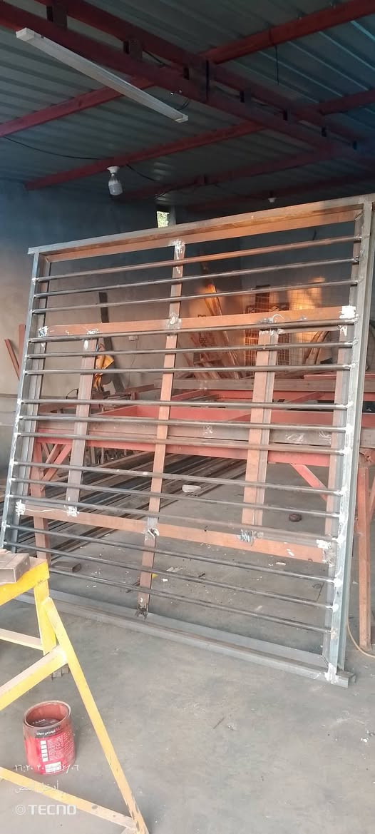 خلفه حداده ابواب وشبابيك  سقايف متفرغ من الموصل بحاجه الى عمل
*********** 
*********** 
بيهن واتساب
