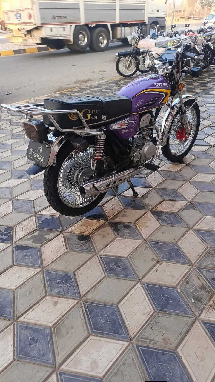 ياالله /// الأخوين للدراجات 🛵
الاستفسااار //***********
***********
التااايكر ال 25 زيروو مديل 25 الشكل الحديث 
5 نمرر كيررر 🛵
استعمااال شي قليل نظافة 98٪٪ 
لوون مميززز بنفسجي🟪 (( 5 اوراااق)) 
كفااالة عاامة دراجه جيسس اخت الزيروو
