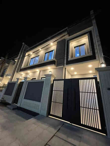 للبيع - بيت في حي الصديق 👍

*المواصفات:*

- *المساحة:* ١٠٠ متر مربع 🏠

- *الواجهة:* ١٠ متر 🌆
- *البناء:* حديث زيرو 🔝

- *الشارع:* ١٥ متر 

*التفاصيل:*

- *طابق - *الطابق الأول:*. كراج 🚗هول 🏠 استقبال 👥. مطبخ  مناور صحيات 🚽 غرفة نوم  *الطابق الثاني:*
. ثلاث غرف نوم 🛏️2. هول  3. صحيات 🚽
سعر 240 مليون 
للإستفسار مراجعة المكتب او الاتصال على الأرقام التالية   عمار العبيدي   

***********

*********** واتساب

  ايمن   

 ‏‪0750 214 4093‬‏    ‏

‏‪0775 630 2993‬‏ واتساب

   اوس 

‏ ‭0770 287 3744

‏  ‬ ‭0750 219 5078‬    

ابو سند 

‭0 775 714 2899‬

عنوان المكتب حي النور سايدين دانية ماركت مقابل افران الرائد   #الرواسي_للعقار
