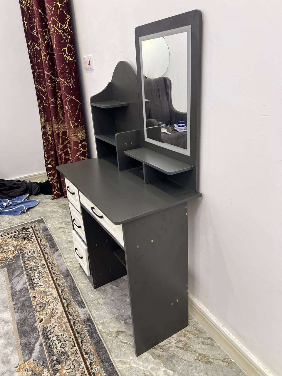 سلام عليكم ميز تواليت جديد اليوم شديته تفاصيله بالصورة سعر 60 الف مكاني بغداد الشعب ***********
