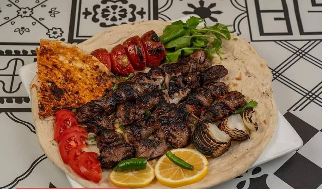 السلام عليكم..شيف مشاوي عام بكل أصناف المشويات أكثر من 10انواع بالكباب والتكك ومسحب دجاج وعرايس لحم  وعرايس مارينا وشيش طاووق واجنحه وكباب المتر وصلصات المشاوي بطريقه جدآ احترافيه شرط النكهه مختلفه متفرغ للعمل سكني بغداد الكرخ..*********** فقط بغداد الكرخ اشتغل..
