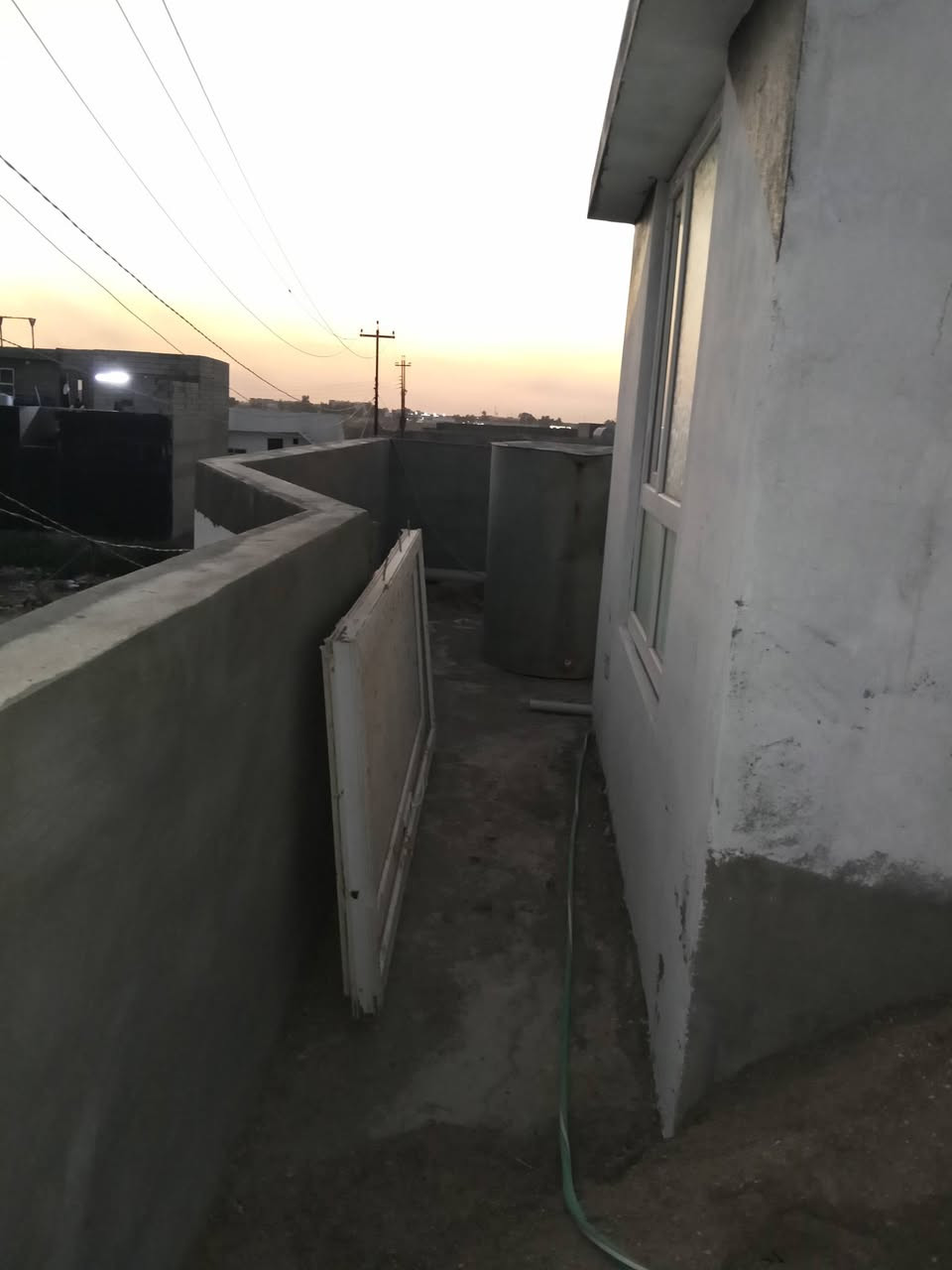 جديد 115 متر مربع دار زراعي
قاطين استقبال ومطبخ وهول وغرفتين جوه 
والطابق الثاني كامل غرفه ومطبخ 
موجود تصوير هم للبيت داخل وخارج
منطقه كوباني الجديده 

اي ستفسار هذه رقمي ***********
السعر 47 وبيه مجال بصيط
لان تعبان عليه والله كلشي بي جاهز انشاء الله وقريب عالشارع حيل
