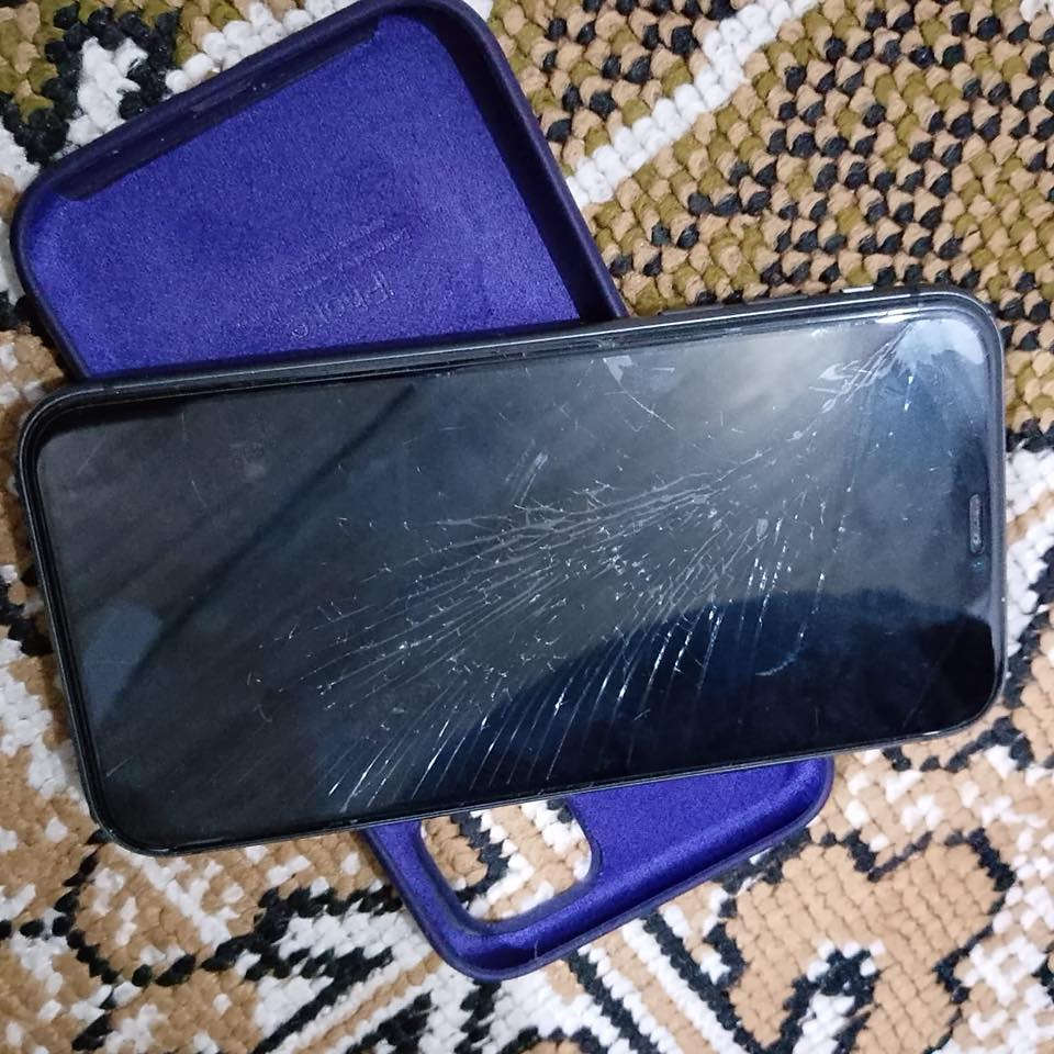 ايفون ١١ عادي. ذاكره ١٢٨ بطاريه ٨٢ بل حاسبه تقرا ٨٦ كلشي ما مبدلل جهاز على وضع البلاد  وفقط الكلاس مالته متفلش. اي تاثير عل شاشه ما بي شرط اذا بي تاثير تاخذه الجهاز بلاش 
للتواصل 
***********
