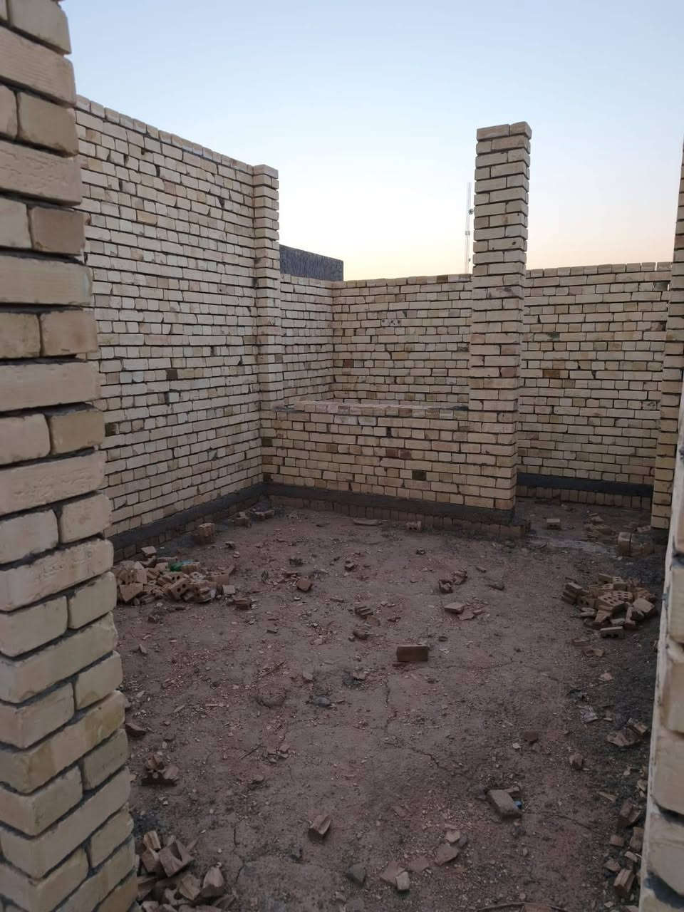 هيكل غير مسقف مساحة 150م
واجهة 7.5 م نزال 20م 
غرفتين نوم 
هول 
صحيات 
منورين 
استقبال مطبخ 
العنوان وردية خارج قرب مجمع السجاد السكني مقابل نزلة البو نافع 
قرب الهيكل مستوصف ومدرسة يبعدن 30 متر عن الهيكل علما البناء طابوق جمهوري
 شوارع تبليط 10م 
التواصل مع صاحب الهيكل مباشر وبيهة مجال كلش قليل سند 25 زراعي تحويل مباشرة القطعة باسمي
***********
