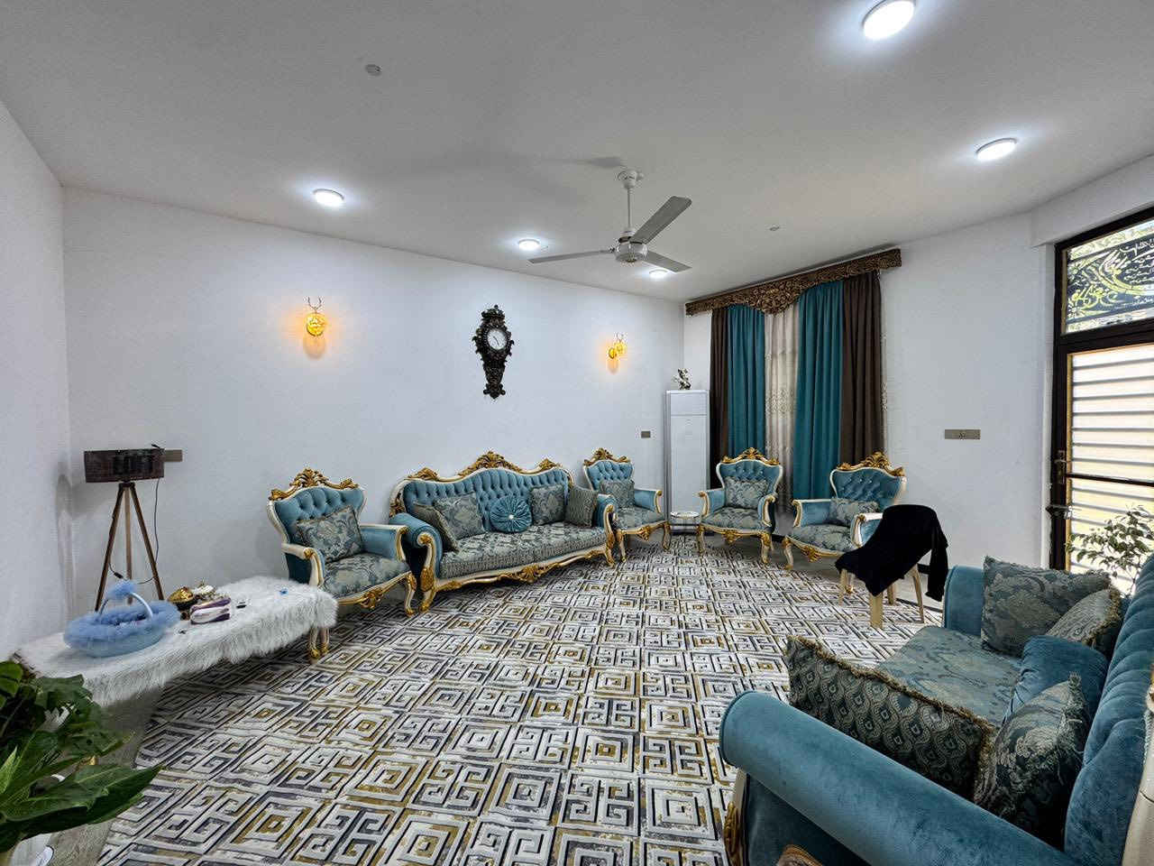 #بصمة عهد للعقار المناسب فقط .
♣️بيت للبيع 

♣️مساحه 220م {طابقين }مع كافة الخدمات

♣️طابو زراعي سند 25♠️

♣️عنوان حله زوير الغربي تقسيم حسين رضى شارع الغسل 

للستفسار اكثر الاتصال ع الارقام تالي ***********او ***********
