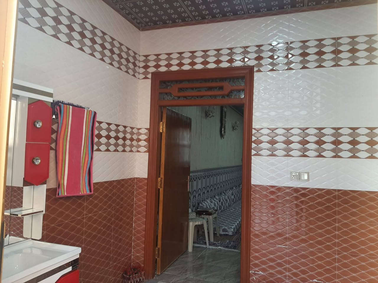 السلام عليكم

البيت البيع الصوفيه قرب جامع الصوفيه 

بيت المساحة 360م الوجه 18 نزال 20م كراج وحديقه صحيات خارجيه كلدور استقبال صاله غرفتين 4 ×5 غرفة سويت مطبخ حار بارد طرمه وحديقه مقابل المطبخ الحار

سعره ١٦٠قابل للتفاوض 

***********
***********
٠٧٨٦٩٤١٨٠٥
