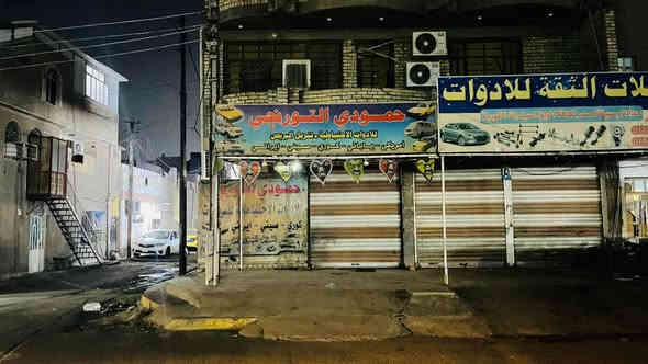 السلام عليكم دار للبيع 140 متر بغداد حي الامين  قرب مطعم الرياضي
على شارع تجاري يحتوي على 3 محلات 
3 طوابق الطابق الاول استقبال' غرفة نوم 'صالة 'مطبخ خارجي'حمام خارجي وداخلي الطابق الثاني 4 غرف نوم وحمام الطابق الثالث بيتونة وسطح سعره ٣٢٠ وبي مجال للاستفسار 
***********
