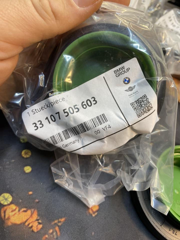 متوفر 5 قطع / سعر القطعة 8 الاف 
متوفر توصيل جميع المحافضات 5 الاف 
اذا شلع ب40 الف مع التوصيل 

القطعة الموجودة في الصورة هي مانع تسرب زيت (صوفا) لعمود الدوران في الترس التفاضلي (الديفرنشل) الخاص بسيارات BMW، وتحمل رقم القطعة الأصلي 33 10 7 505 603.
تُعرف هذه القطعة أيضاً باسم "صوفة العكوس" أو "مانع تسرب مخرجات الدفرنس"، ووظيفتها الأساسية هي منع تسرب الزيت من الترس التفاضلي الخلفي. 
تفاصيل القطعة:
المُصنع: شركة BMW الأصلية (صنع في ألمانيا).
المقاسات: القطر الداخلي 44 ملم، القطر الخارجي 78 ملم، والسماكة 10 ملم.
المكونات: تأتي مزودة بحلقة قفل (Lock Ring) لضمان التثبيت. 
السيارات المتوافقة:
هذه القطعة متوافقة مع مجموعة واسعة من طرازات BMW، ومنها: 
الفئة الثالثة: (E46, E90, E91, E92, E93, F30, F31, F34).
الفئة الأولى والثانية والرابعة: (E81, E82, E87, E88, F20, F21, F22, F23, F32, F33, F36).
فئات X: (X1 E84, X3 E83/G01, X4 G02, X5 2022).
فئة Z: (Z4 E85).


**إذا كنت صاحب هذا الإعلان وتريد حذفه لأي سبب، رجاءا أرسل رسالة إلى الدعم الفني**