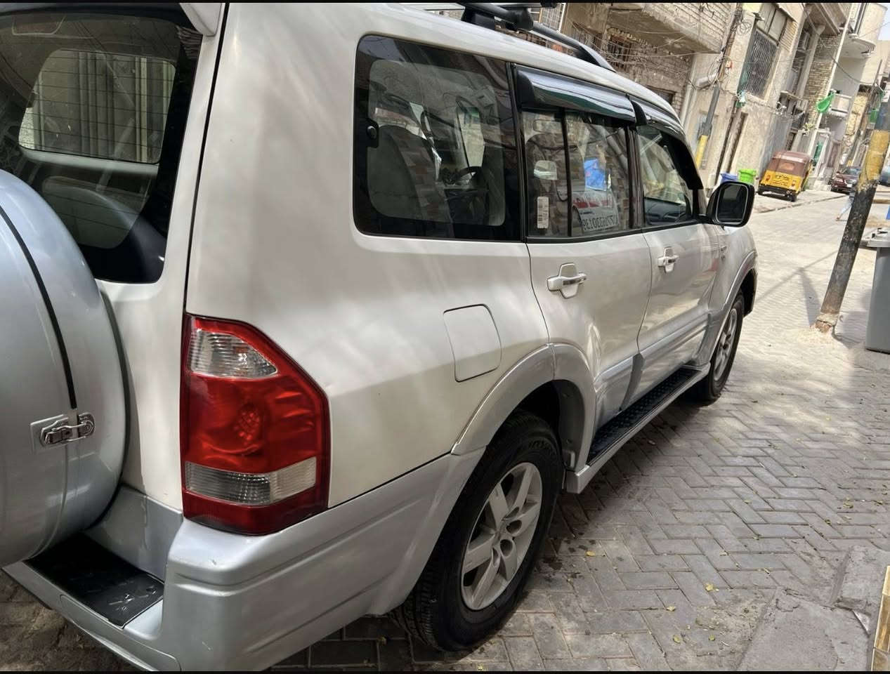 السلام عليكم
للبيع او المراوس 

باجيرو موديل 2007. حبتور 

مواصفاتها المعروفة

محرك 3800 
شاشة 
كامرة خلفية 
حساس خلفي 
زراك لايت 
مري شفط 
فوريل 4+4
ترتيب نيكل 
يدات نيكل 
وباقي المواصفات المعروفة 

سيارة جاهزة
 من كير ومحرك وتبريد وحدادية تخم تاير جديدة 

رقم بغداد انكليزي سنوية جديدة وهزة وبسمي 

السيارة كفالة من الضربة والصبغ والتبديل 

بيهة فقط شخط بين الباب والجاملغ ومرشوشات بدون معجون رش فقط بسيط جداً  باقي البدي كفالة عامة 

السيارة استعمال نضيف وحلوة جاهزة 

مكاني بغداد 

***********
السعر 105 وبيهة مجال للطيبين
