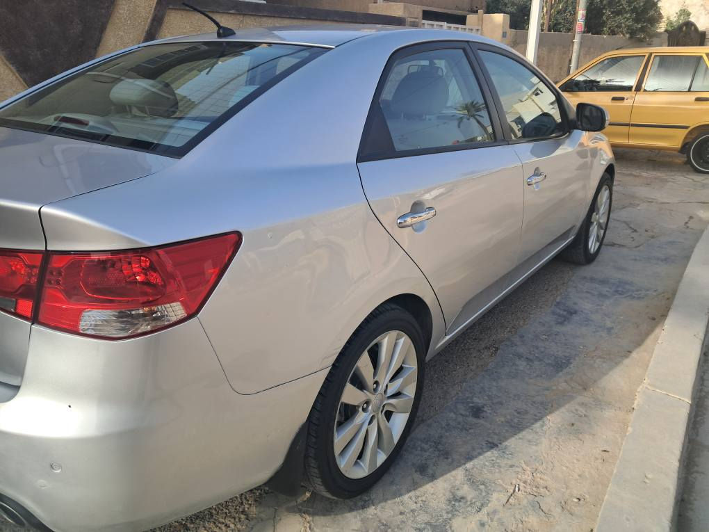 السلام عليكم كيا سيراتو  2013 خليجي لون سلفر بيها صبغ جاملغ خلفي كير او محرك مكفولات محرك 1600 السعر 110 ورقه معروضه الاتصال *********** التحويل مباشر بغداد, العراق
