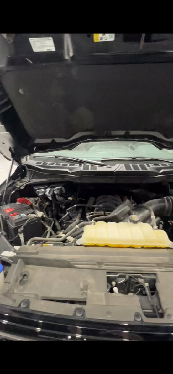 فورد f150   Xlt  شكل جديد 
2024محرك 5000 V8 
ماشي 20 الف 
باب طويل بدي قصير 
دفع رباعي ( دبل اكسل ) 
المواصفات 
شاشه جبيره 
كيج الكتروني 
٥ كامرات محيطيه 
حساس امامي خلفي 
نقطه العمياء 
لايت زينون 
بك لايت لد 
حادث سياره بابين جهه العبري صبغ 
وبحاملغ الامامي بي بارد شويه 
بجم كبس خلف كبس 
السعر 292 $ وبي مجال بسيط 
العنوان اربيل شارع ١٠٠ 
***********@
