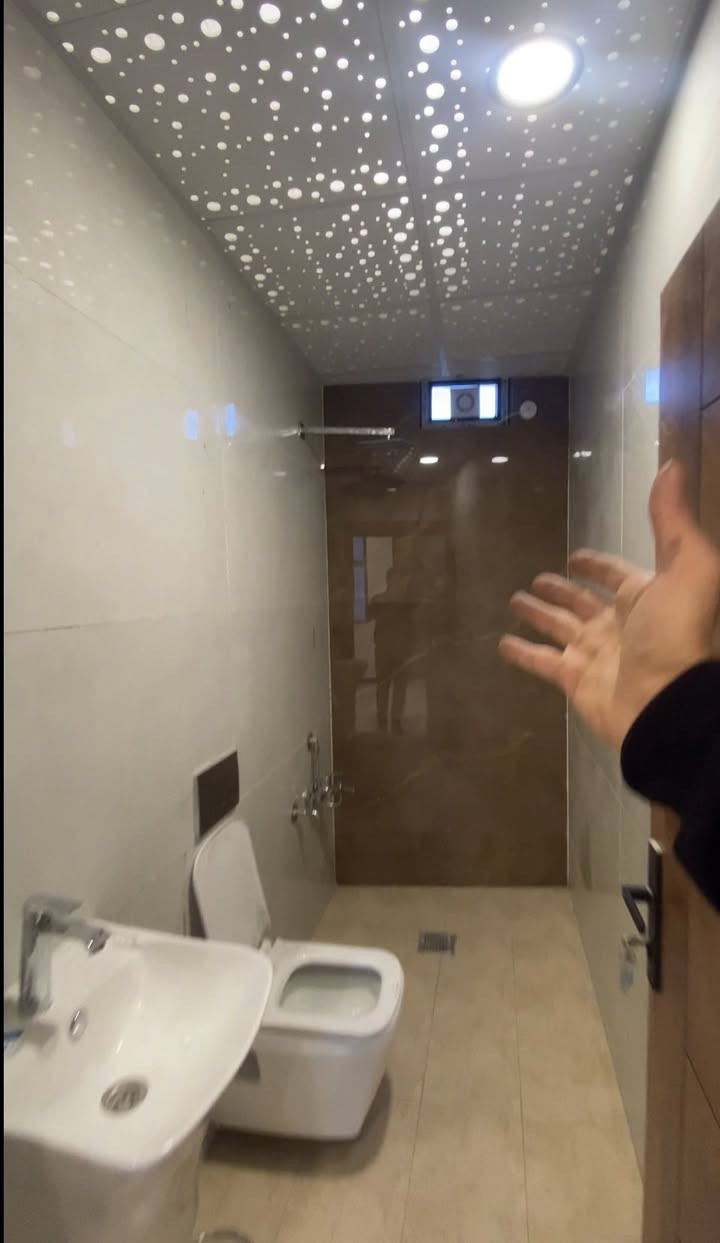 شقة VIP جديده زيرو ما مسكون للإيجار (500 الف ) فقط
🛑للعوائل فقط 🛑
الشقة ط٣  بناية مجهزة ب مصعد شغال (٢٤) ساعة 
التفاصيل :
غرفة نوم كبيره 
مطبخ مفصول 
خدمات 
صاله 
الموقع:الاعظمية-قرب بدالة الاعظمية
للفديو وتفاصيل اكثر 
📞***********📞
