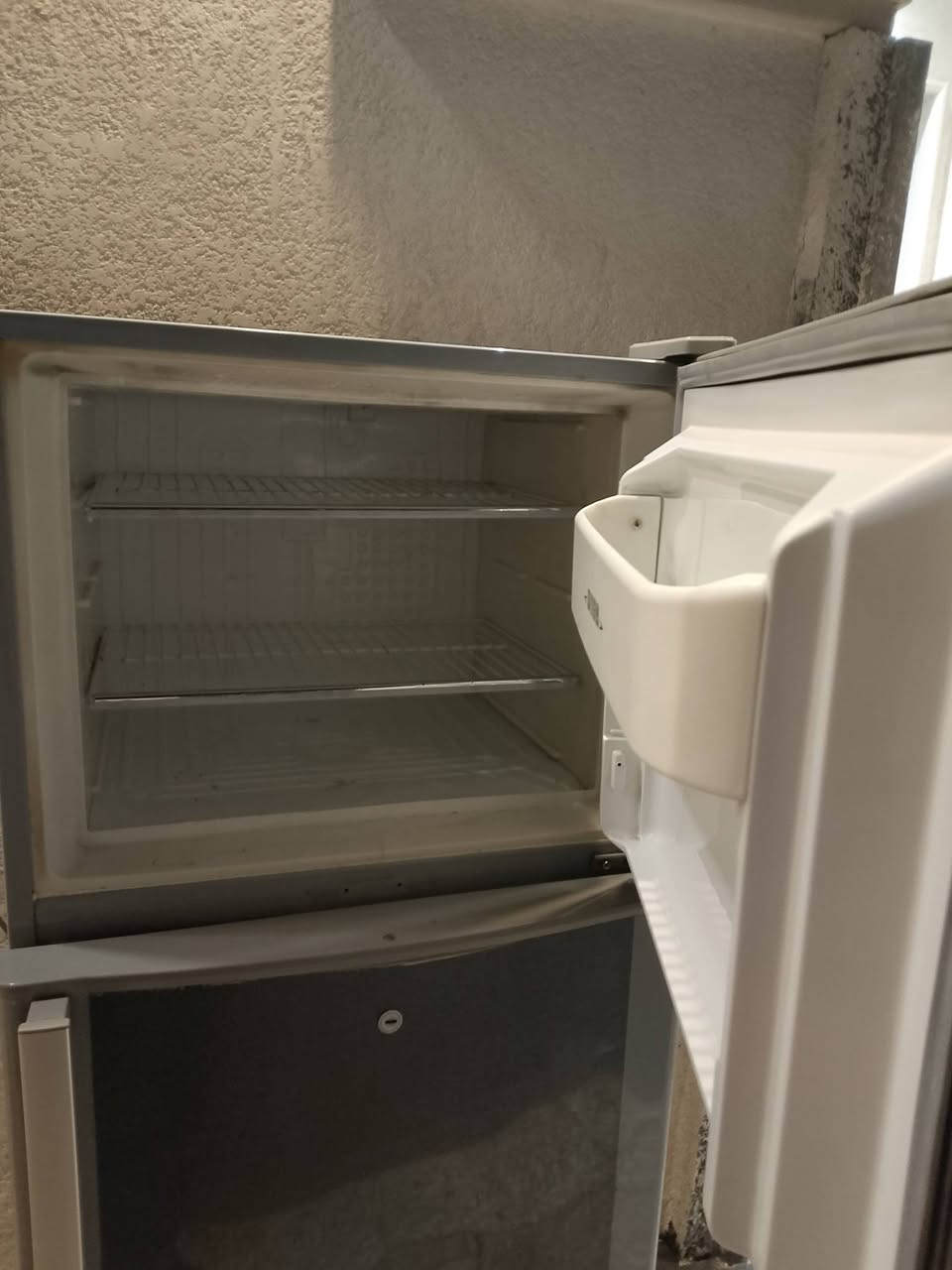 ثلاجه 15قدم ممصلحه ماطور بنسونك سعر 200 مكان بياع هاتف ***********6
