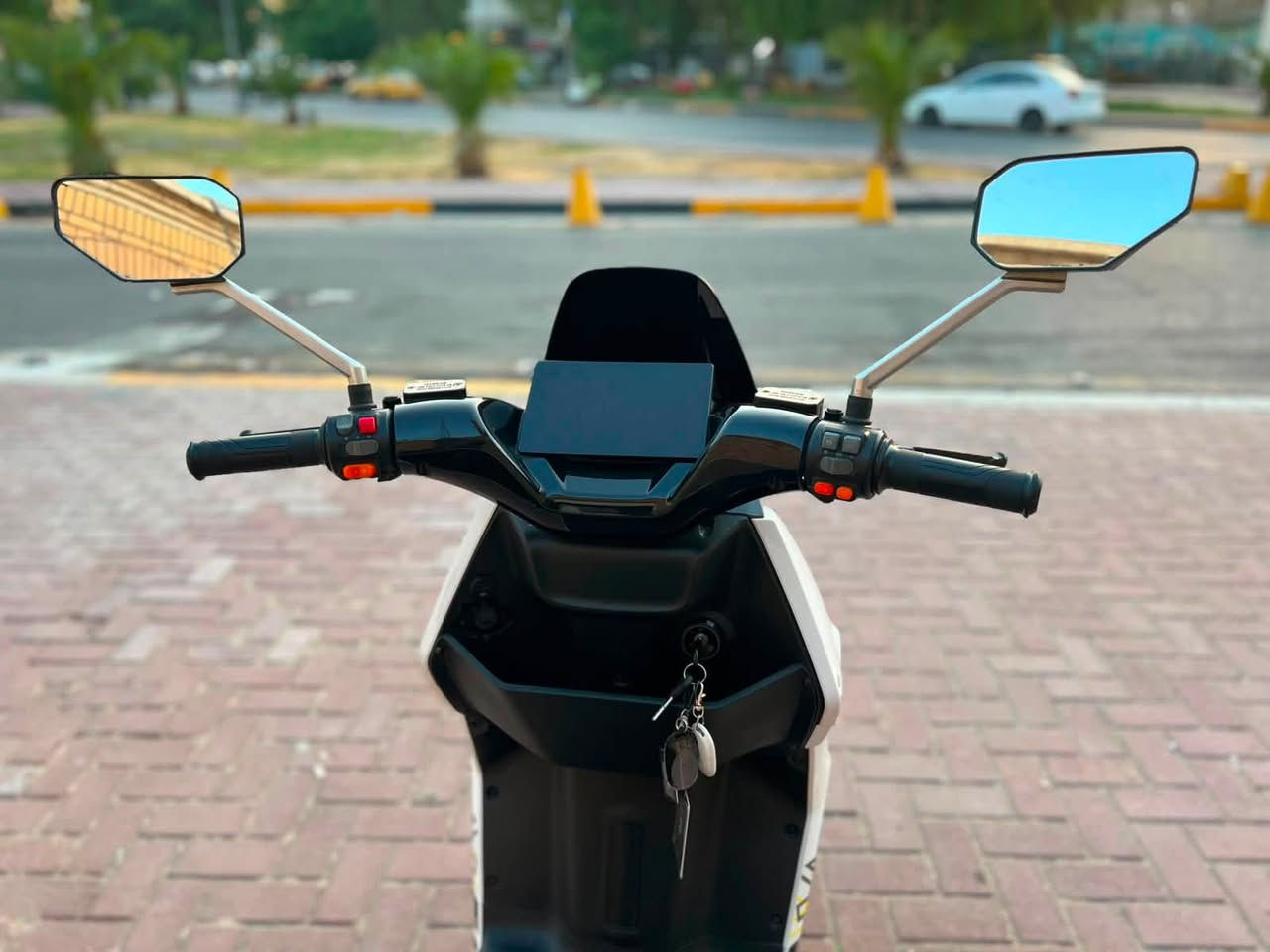 سلام عليكم شباب دراجه شحن سيزر ليو  دراجه بعدها نضيفه حيل تجي وتفحص وشوف بعينك دراجه تخبل ووكل غراضها جاهزه دراجه شركتها معروفه بل قوه ول متنانه مالتها  دراجه بيها مواصفات كلش حلوه وتخبل 

النوع سيزر ليو 
الموديل 2026 
السرع 1.2.3 معا نمره رجوع الخلف 
البطاريه 6 دبل مسطره كرافين
تمشيك بل شحنه وحده 80 كيلو 
وتكدرر تتكدً من شركه مالتها 
شاحنه اصليه من شركه 
تشغيل عن بعد 
جهاز انذار السرقه 
تشغيل عن طريق كارت 
بصمات ثنين 
كارتات ثنين 
سويجات ثنين 
نشره ليله 
السرعه 80 
صندوق خلفي كبير 
مساحه تحت كشن كبيره 
كشن سياحي  
شاشه تاب تعرض لك كل عطل يصير

بعد بيها مواصفات تخبل  

اي استفسار اتصال 

***********

مكاني بغداد
