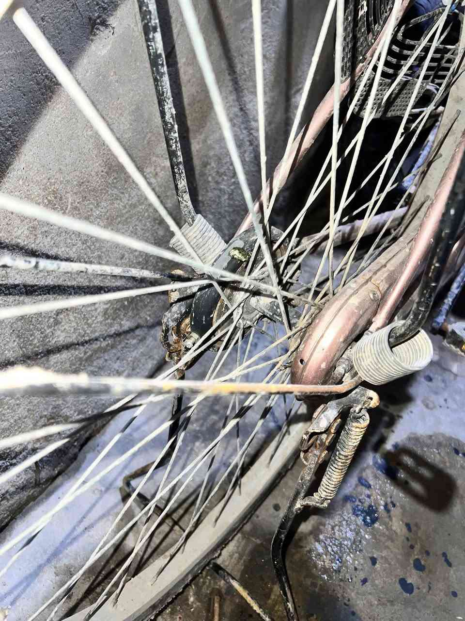 بايسكل لبيع مديل21البايسكل امانت الله نضيف بس متروك كلشي ما بيه ورادي ابيعه لان محتاج فلوس حرفين شركه مرغوبه السعر 100 قفل 🔐 ربع ما ينزل والشراي يجي واتساب ***********ارجع واكول جا محتاج اريد ابيعه مكاني بصره الجزيره شارع زين العابدين
