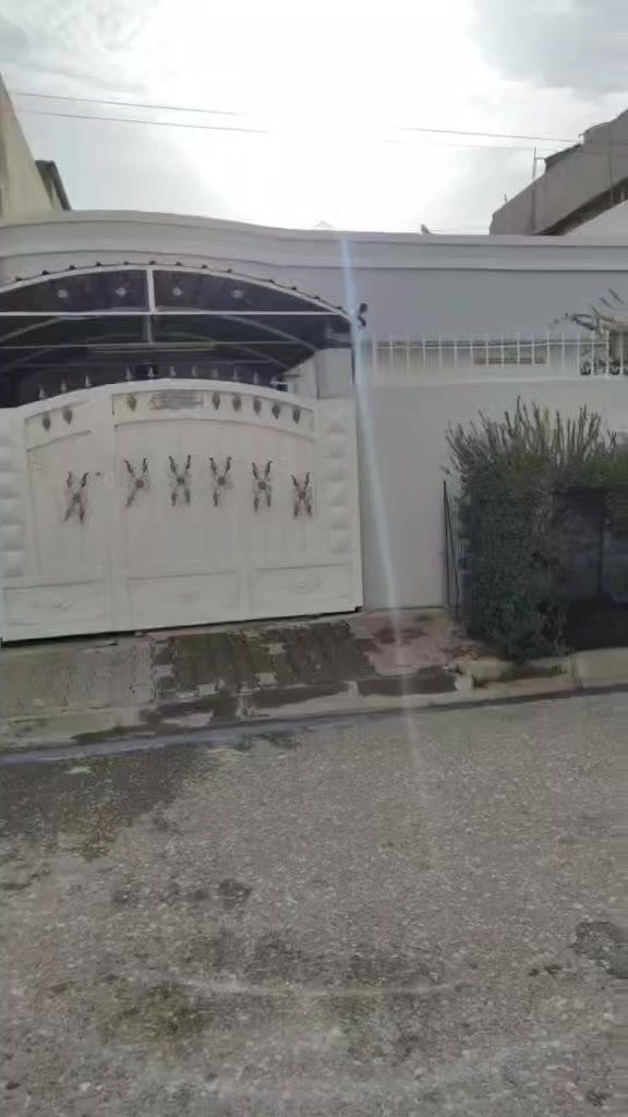 دار للبيع طابو صرف شرط التحويل
مساحه الدار ٢٠٠متر طابق واحد
كركوك حي العسكري مقابل صيدلية طيبه
يحتوي على غرفة نوم عدد ٢ و هول واستقبال ومطبخ وصحيات داخلي و خارجي و بيتونه مع كراج
بيت نظيف بناء حديث كامل سيراميك
منطقة خدمات كامله قريبه من سوك سايدين حي العسكري
السعر علق بكلمه تم يجيك السعر على الخاص 
للاستفسار الاتصال على ***********
او زيارة مكتب قصر الصيادة للعقار حي العسكري قرب جامع صالح بهاءالدين بصف المستوصف
