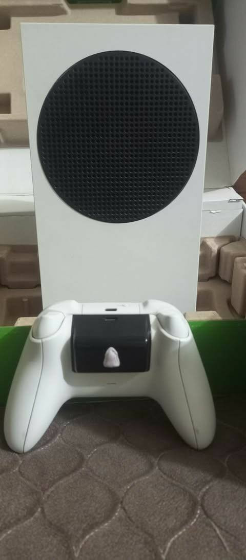 سيريس اس نضيف اخو الجديد ما مفتوح
يجي وياه بطارية للجويستك و UPS 850 
ملحقات الجهاز كاملة 
السعر 340 وبيه مجال بسيط
للتواصل ***********
مكاني بغداد المعامل ما عندي توصيل

ملاحظة ال ups بطارياته هابطه لازم تبدلهم ما يكلفن
