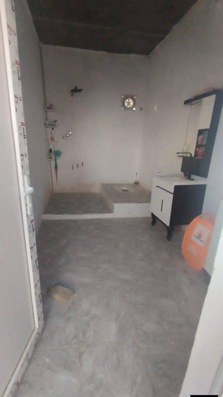 سلام عليكم بيت مساحته 125للبيع بحي المعلمين الثانيه بناء حديث الطابق الاول كامل والثاني غرفه ومجمع صحيات كامله والغرفه والهول واصلات للسقف يعني طابق ونص   مستعجلين عله بيعته  للستفسار ***********
