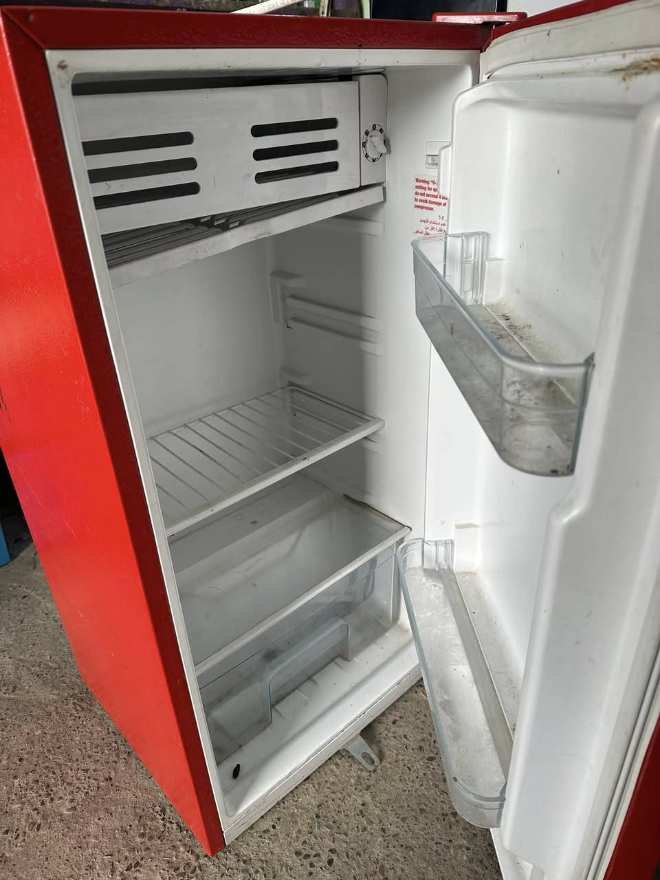 ثلاجه 6قدم  نضيفه وما مصلحه
سعره 75 ***********
