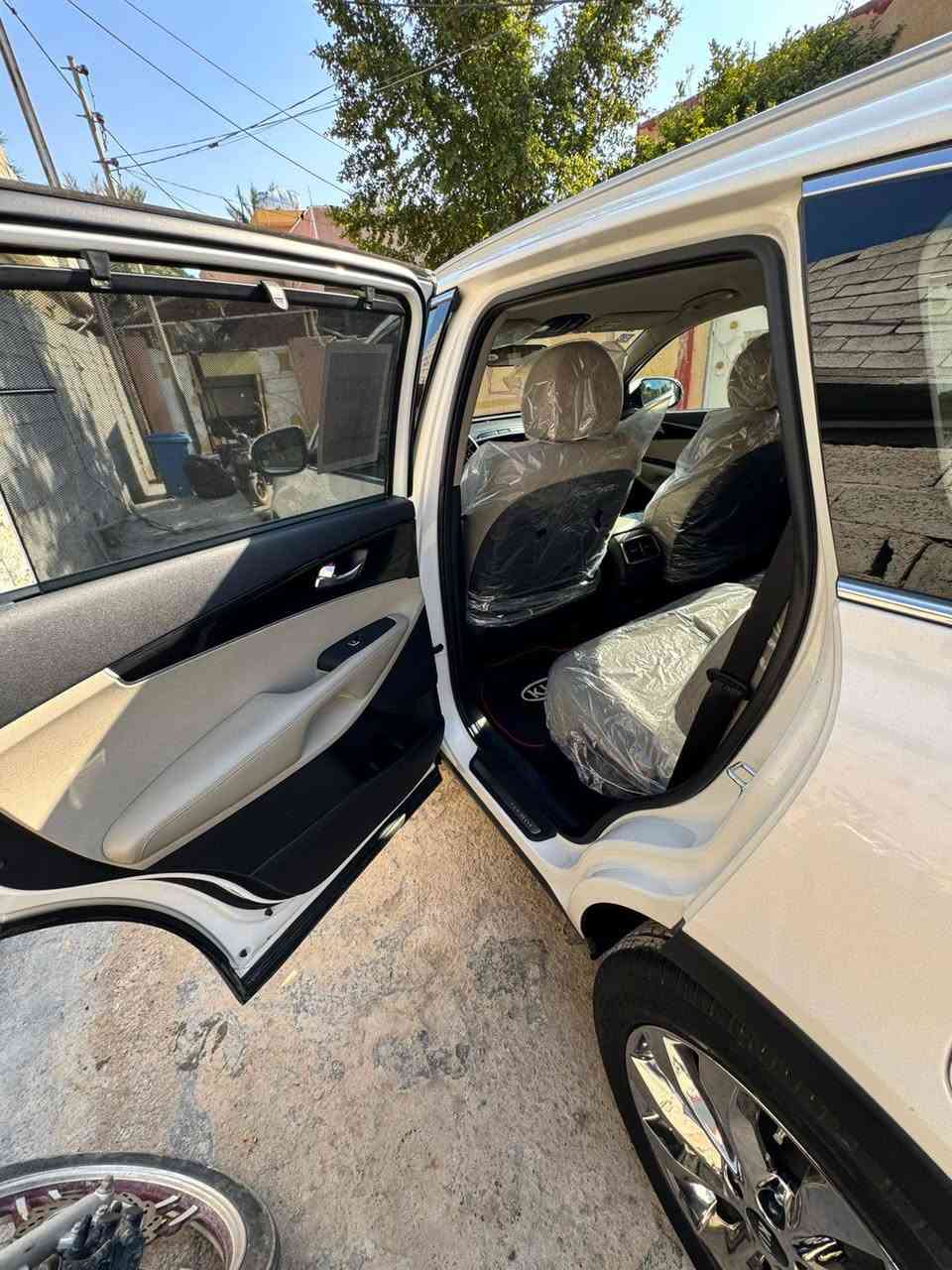 كيا سورنتو خليجي
موديل ال٢٠ 
لون ابيض 
٦ سلندر ٧ راكب 
دبل شباك 
فوووووول مواصفات بدون فتحة 
بصمتين: تشغيل وتقفيل 
بردات خلفية اصلية 
الباب الخلفي كهرباء 
كشنات مخمل 
كشنات ٢ كهرباء 
شاشة كبيرة اندرويد 
جي : بي: اس : خرائط طرق 
كامرة خلفية اصلية 
حساس امامي وخلفي 
مري شفط مع القفل 
تحكم استيرن فول 
حاكية : ابلوتوث: اوكس 
كيجات السرعة زئبقية 
شاشة الدشبول الكترونية 
نظام ايكو درايف 
نظام سبورت ورياضي وعادي 
تبريد ابيانو لمس 
تبريد ٣ قطع ثلج 
مانع انزلاق وانحدار 
اضواء ترحيب بليدات 
علامة سورنتو بلدوسة 
لد امامي وخلفي 
لايت زنون اصلي 
اشاير بلمري 
يدات نيكل اصلي 
ويل اكروم ١٩
تخم تاير جديد  
ماشية 56 الف اصلي 
لايت ٥ عدسات 
كير ومكينة وصدر وحدادية وتبريد كفالة عامة
كفالة بدون قطرة صبغ وبدون ضربة وتبديل بيه بارد بالباب سايق خفيف
سيارة جديدة ومال بيت مابية 
اي نقص 
الرقم الدولي الجديد/ هزة جديدة/ سنوية جديدة 
البصمة الثانية ممستخدمة// 
السعر $

***********
