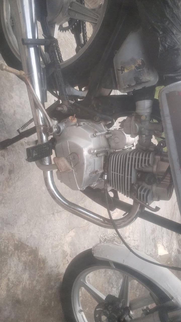 سلام عليكم عندي هاي الدراجة للبيع شغالة 
السعر200وبيهة مجال بسيط حك جيتك هاذة رقمي***********
