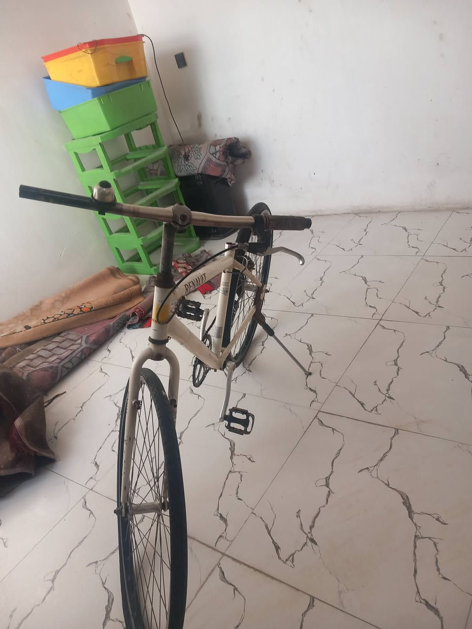 سلام عليكم بايسكل للبيع بيه نقص تايرات رادلهن نفخ وزنجيل ويدات وكشن رادله وهذن ما يكلفن 10 تالاف وسعره 35 قفل رقم *********** مكاني بغداد مدينه الصدر
