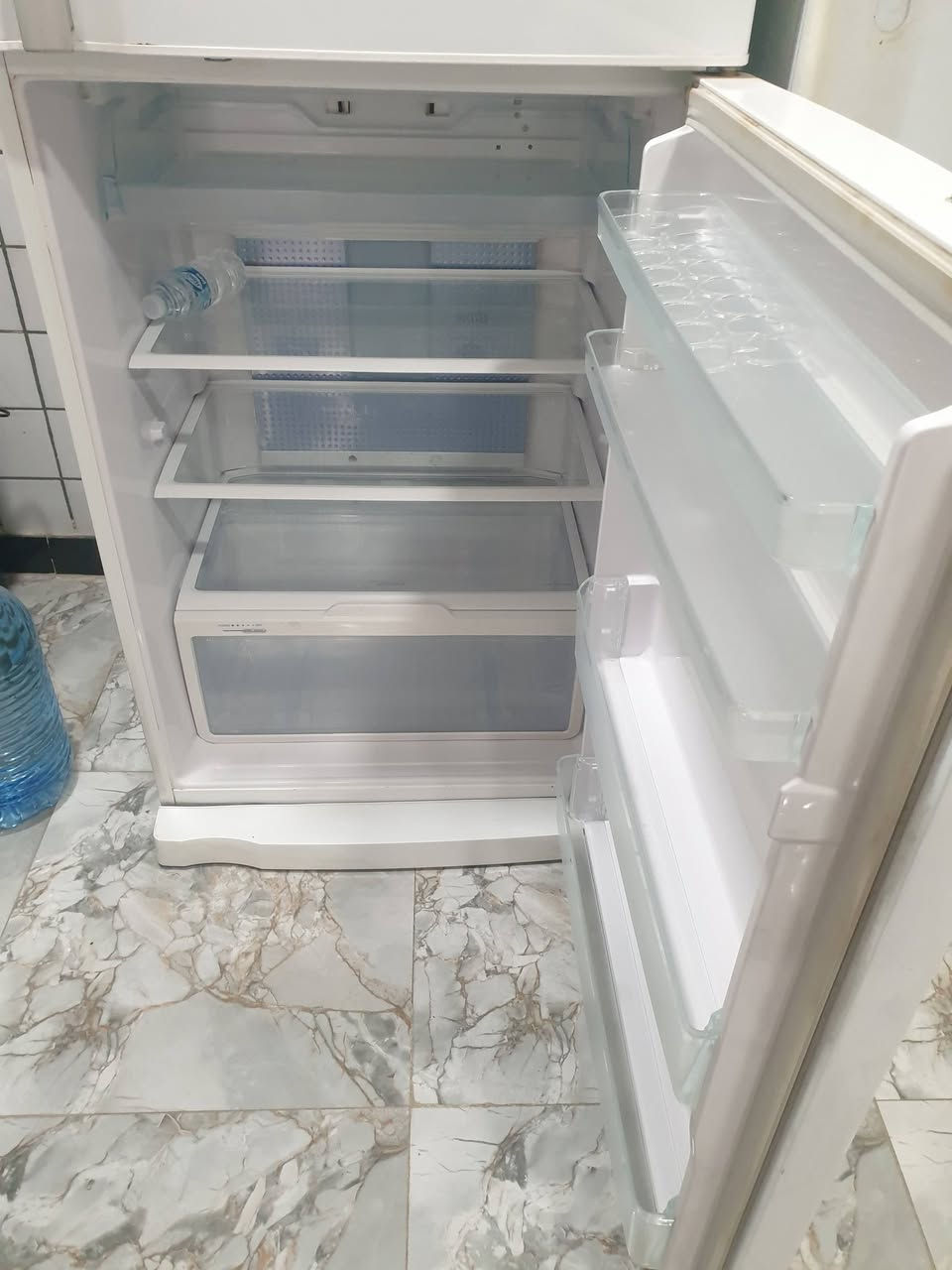 ثلاجة هيتاشي نظيفه سعره ٢٥٠ الف / ***********
