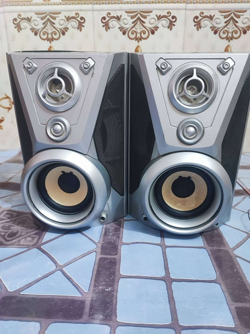 سماعات مال باله ماركة ال جي 100 واط نظافه 85 بالميه صوت نقاوة دمام السعر 50 الف مع التوصيل ***********
