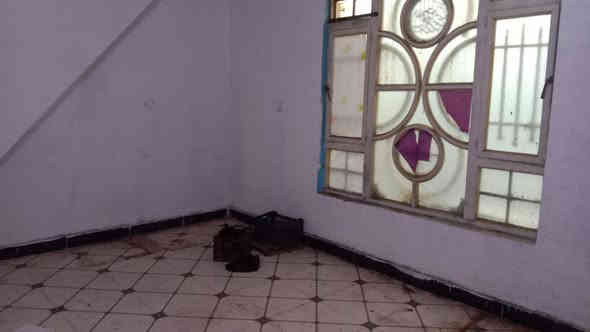 شقتين مستقلات طابق ثاني مساحة كل شقة100موحدةمقابل الثانية تحتوي على استقبال وغرفة نوم وهول ومطبخ وصحيات ماءوكهرباء من ضمن الايجار الايجار 150الف منطقة زين القوس قرب شارع ابو الفضل منطقة تبليط مقرنص مجاري الاتصال ***********
