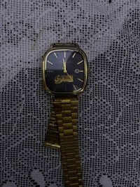 عندي هاي الساعه الكلمه الي بيها (شمري ) ذهب سويتها من جان الذهب قبل نا...