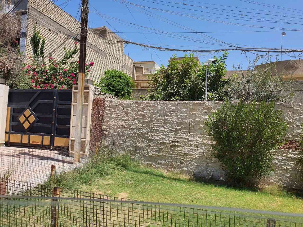 يتوفر في مكتب #الوميض_للعقار 
🏠 بيت للايجار مساحه ٢١٠ م
 نظيف جدا يحتوي على 
🔸️كراج كبير 
🔸️حديقه 
🔸️ استقبال  صاله داخليه كبيره  مطبخ كبير غرفة نوم ٤.٥ × ٤.٥ م  منور خلفي وخدمات 
🔸️الطابق الثاني ٣ غرف نوم وحمام 
في المنزل  ايضا 
🔸️سخانات عدد ٢ 🔸️مراوح سقفيه ٤🔸️ ماطورات ماء عدد٢ واحد بوستر 🔸️ساحبات عدد ٣ 🔸️خط مولد 
🔸️الارضيه مرمر .🔸️الشارع عريض 🔸️منطقه هادئه وقريبه على جميع الخدمات (كنيسه. جامع .مدارس .مركز الصحي .والأسواق. وخطوط النقل )
الاتصال 
***********
