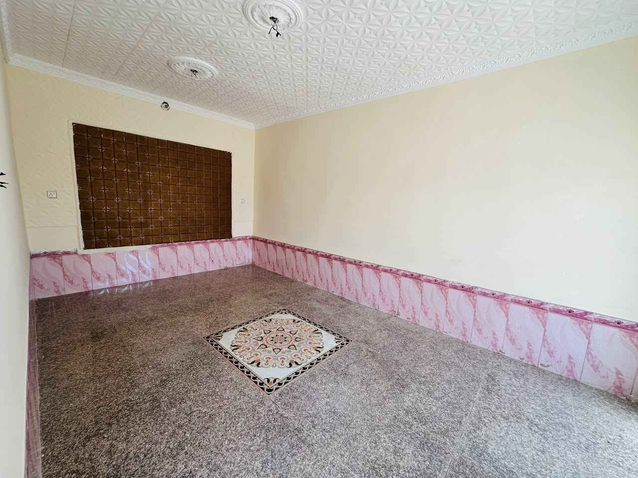 السلام عليكم
بيت للبيع بلسكان الصناعي 
قرب مركز الاسكان على ساحه وشارع12 متر
مساحه 150 بناء طابوك اعكاده يحتوي على3 غرف نوم
وصاله وستقبال ومطبخ وصحيات 
السعر خاص***********
