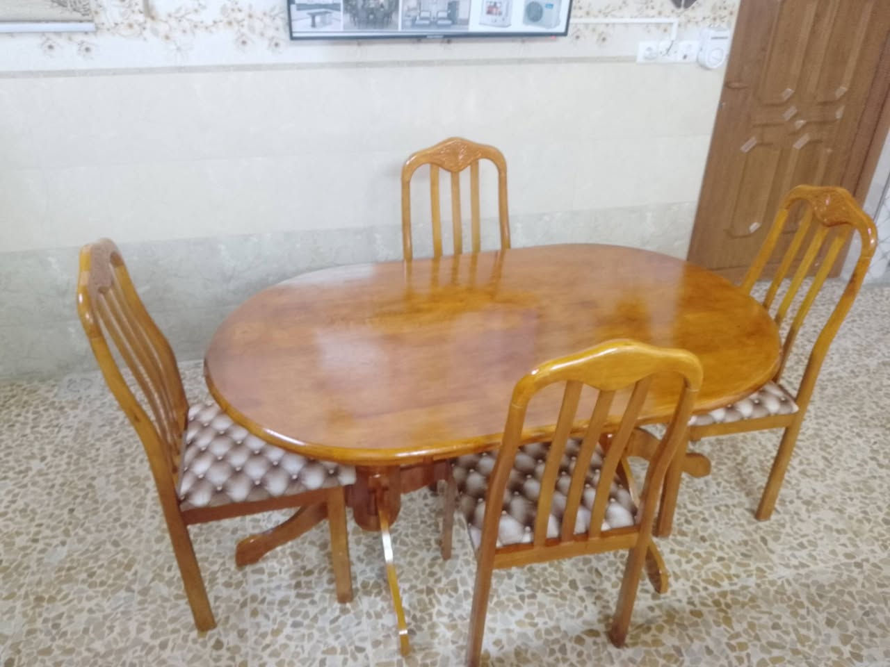 السلام عليكم ميز طعام مع اربع كراسي مستخدم قليل اخو الجديد شرط سعرو 175 الف العنوان موصل الأيسر حي سومر الاستفسار ‏‪***********‬‏

